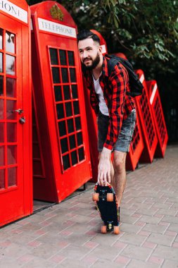 sakallı adam, hipster şehirde bir kaykay sürmek