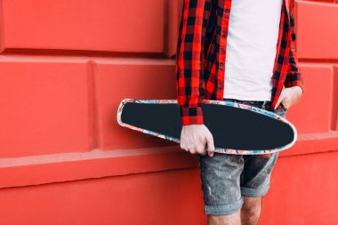 Tuğla boş duvar arka plan üzerinde Kaykaycı.