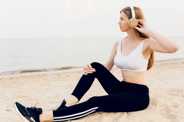 Jonge sportieve meid doet Stretching oefeningen buitenshuis, en Liste — Stockfoto