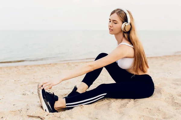 Jonge sportieve meid doet Stretching oefeningen buitenshuis, en Liste — Stockfoto