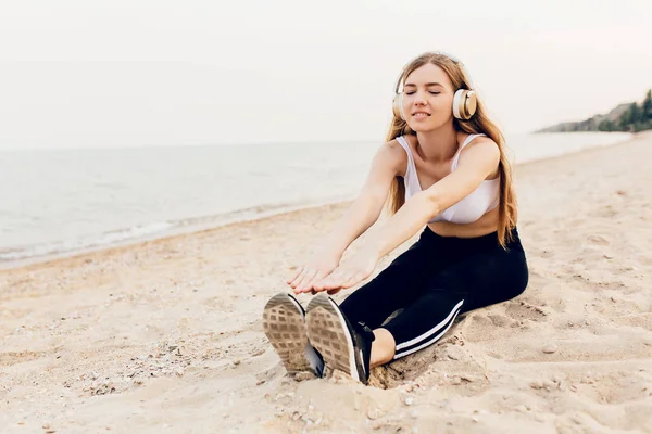 Jonge sportieve meid doet Stretching oefeningen buitenshuis, en Liste — Stockfoto