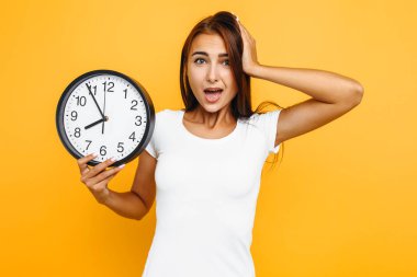 Bir saat tutan bir şok kız portresi, kız th içinde uyuyan
