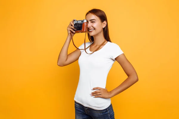 Gadis fotografer bergaya muda mengambil foto dengan kamera retro . — Stok Foto