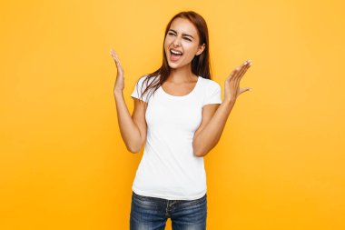 Sarı bir arka plan üzerinde, sinirli bir çığlık kız portresi