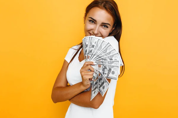 Foto di una giovane donna attraente in piedi sorridente, con bankno — Foto Stock