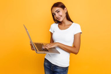 Beyaz tişörtlü genç bir kadının üzerinde izole edilmiş görüntüsü