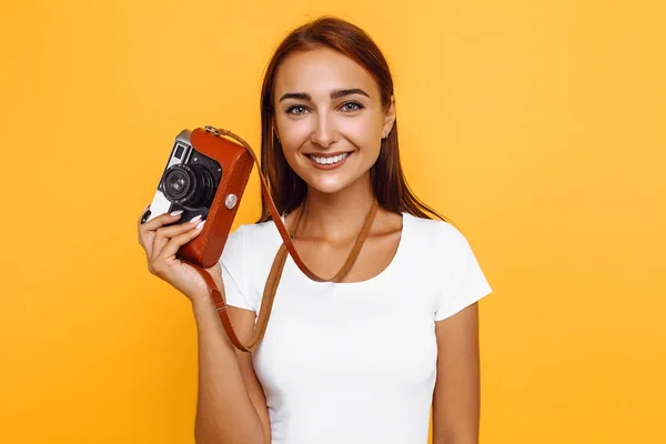 Jovem fotógrafo menina elegante tirar foto com câmera retro . — Fotografia de Stock