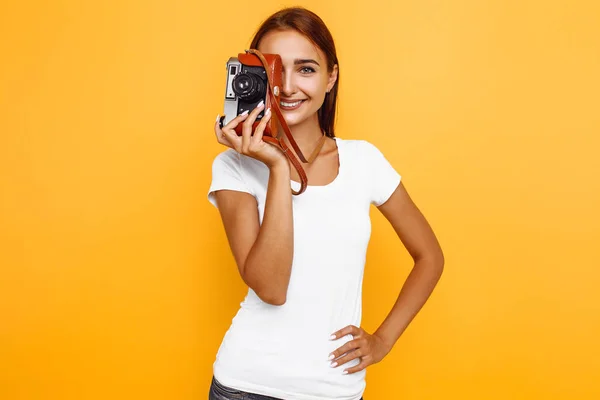 Jonge stijlvolle meisje fotograaf het nemen van foto met retro camera. — Stockfoto