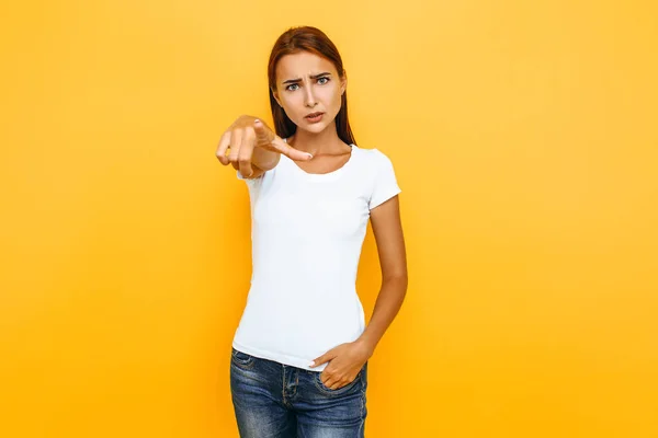 La chica señala con el dedo a la cámara, apuntándote directamente a ti , — Foto de Stock