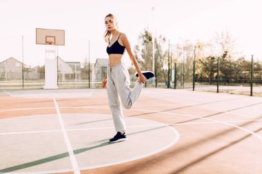 genç fitness kız sabah esneme egzersizleri yapıyor açık havada ayakta