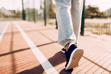 Yakın - spor ayakkabıları ile kadın spor bacaklar kadar, bacaklar spor adam, sokakta çalışan bir poz atlet