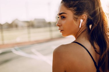 Fitness moda, spor sırasında, açık havada poz çekici atletik kadın Görüntü