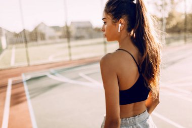 Fitness moda, spor sırasında, açık havada poz çekici atletik kadın Görüntü