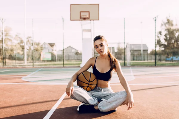 Menina atlética jovem atraente, ao ar livre, posando com uma cesta — Fotografia de Stock