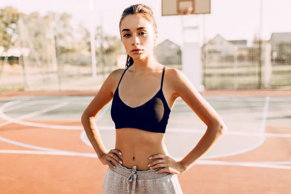 Retrato de mujer atlética hermosa confiada haciendo spo al aire libre — Foto de Stock