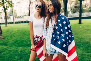 Bir Amerikan bayrağı ile iki şık çekici kız, th poz