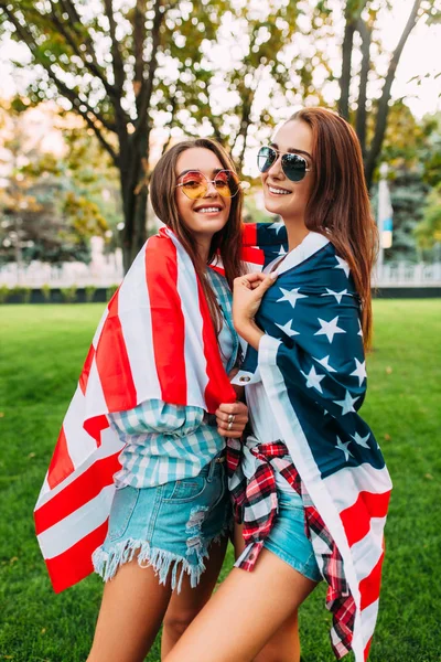 Amerikan bayrağı celebra tutan iki güzel kız portresi