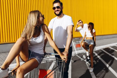 Beyaz t-shirt genç bir grup, arabaları nea eğlenceli binmek