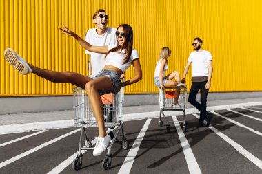 Beyaz t-shirt genç bir grup, arabaları nea eğlenceli binmek