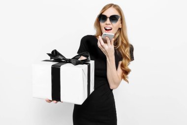 siyah elbise ve güneş gözlüğü genç kız, telefonda konuşurken