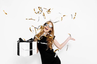 Siyah elbiseli mutlu genç kız hediye kutusuyla