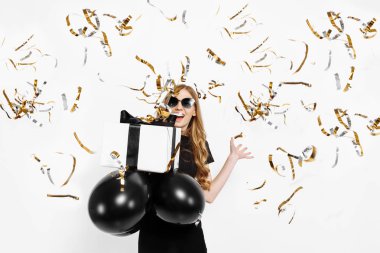 Siyah elbiseli mutlu genç kız hediye kutusuyla