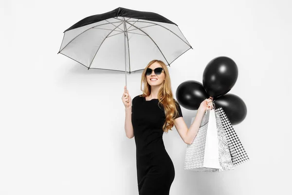 Elegante giovane bella ragazza in abito nero in posa con ombrello — Foto Stock