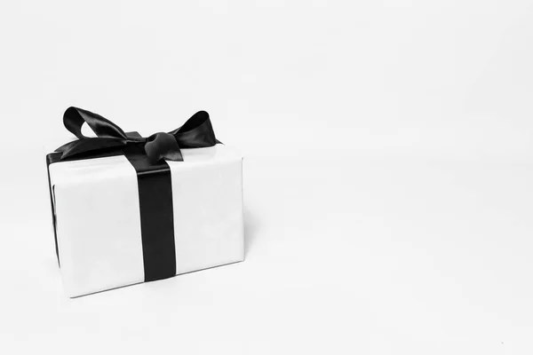 Fehér ajándékdoboz fekete szalaggal, fehér háttérrel. Ajándékok, Bl. — Stock Fotó
