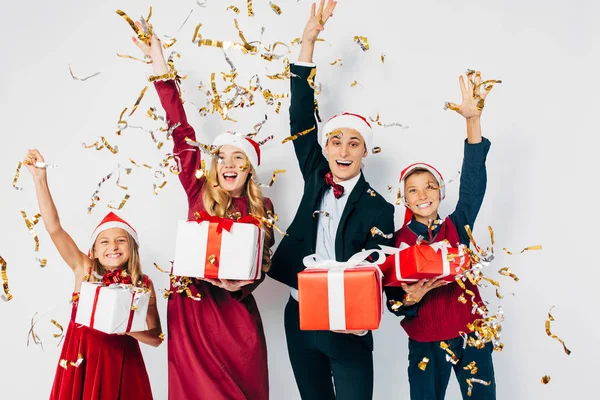 Młoda szczęśliwa rodzina Bożego Narodzenia z dziećmi w kapeluszach Mikołaja o — Zdjęcie stockowe