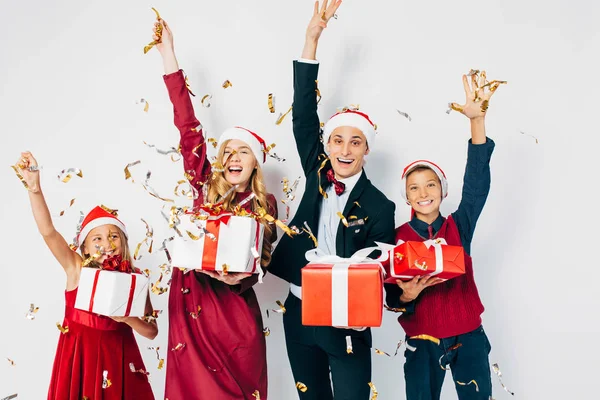 Jovem família feliz Natal com crianças vestindo chapéus de Papai Noel ter — Fotografia de Stock