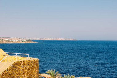 Deniz kıyısında, deniz kıyısında, açık mavi denizde