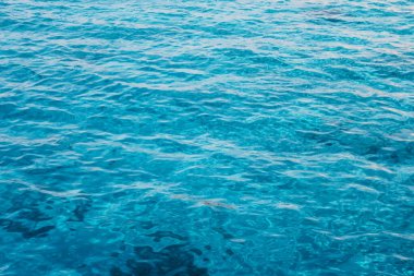 Deniz kıyısında, deniz kıyısında, açık mavi denizde