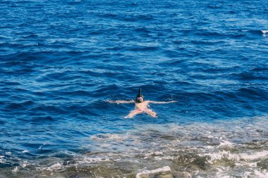 Tropikal denizde tüplü dalış, maskeli dalış
