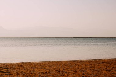 Deniz kıyısında, deniz kıyısında, açık mavi denizde