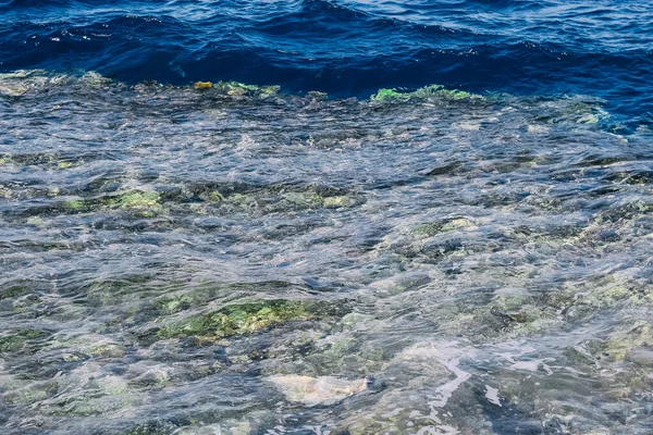 Resort pelo mar, a água, o mar azul claro — Fotografia de Stock