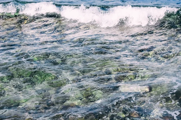 Resort junto al mar, el agua, el mar azul claro — Foto de Stock