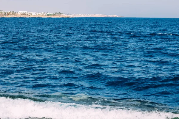 Resort junto al mar, el agua, el mar azul claro — Foto de Stock