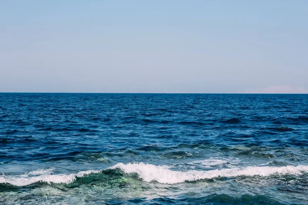 Resort pelo mar, a água, o mar azul claro — Fotografia de Stock