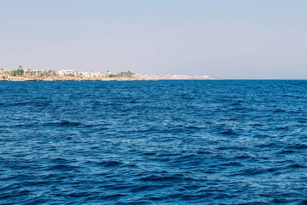 Resort pelo mar, a água, o mar azul claro — Fotografia de Stock