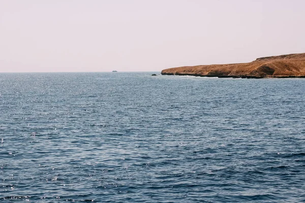 Θέρετρο δίπλα στη θάλασσα, το νερό, η καταγάλανη θάλασσα — Φωτογραφία Αρχείου