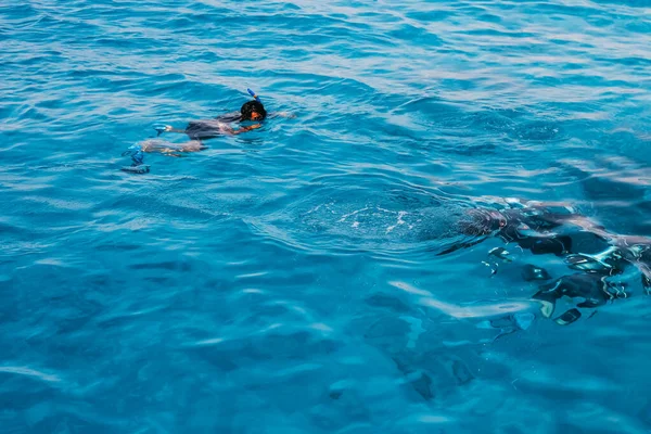 Dykning i tropiska havet, dykning med masker — Stockfoto