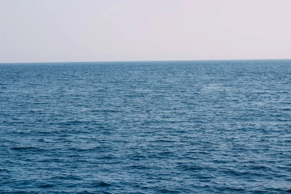 Resort junto al mar, el agua, el mar azul claro — Foto de Stock