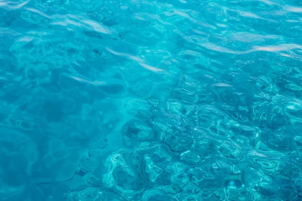 Resort junto al mar, el agua, el mar azul claro — Foto de Stock