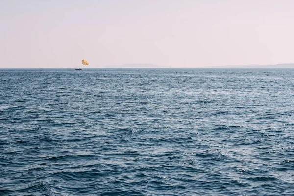 Θέρετρο δίπλα στη θάλασσα, το νερό, η καταγάλανη θάλασσα — Φωτογραφία Αρχείου