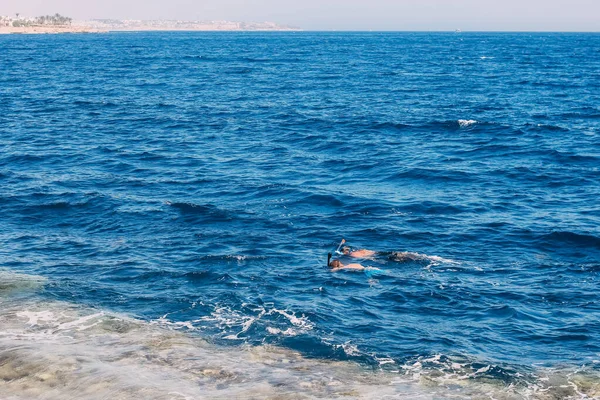 Dykning i tropiska havet, dykning med masker — Stockfoto