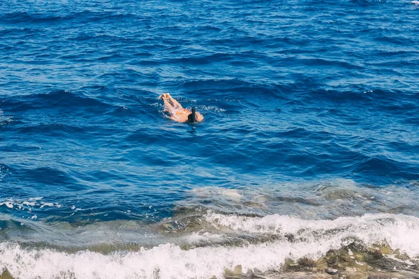 Dykning i tropiska havet, dykning med masker — Stockfoto