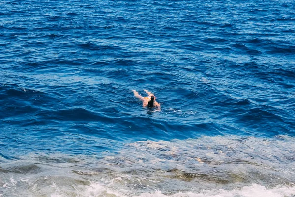 Dykning i tropiska havet, dykning med masker — Stockfoto