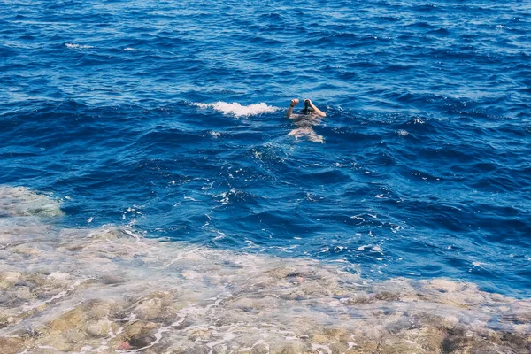 Підводні птахи пірнають у тропічному морі з масками. — стокове фото