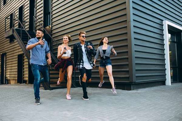 Groupe d'amis élégants, les filles et les gars marchent ensemble dans le — Photo