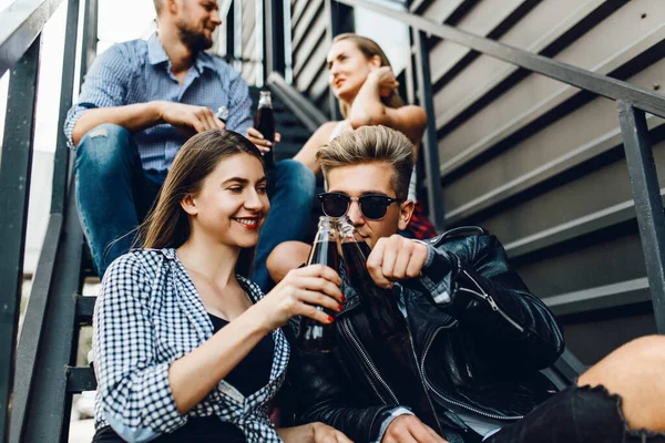 Freunde, Studenten haben Spaß und trinken Champagner vor — Stockfoto